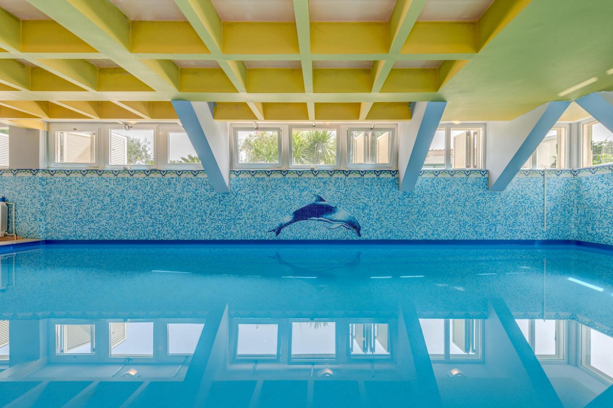 Blue Dolphin Apartment - Private Indoor Pool, Jacuzzi, Garden Сплит Екстериор снимка