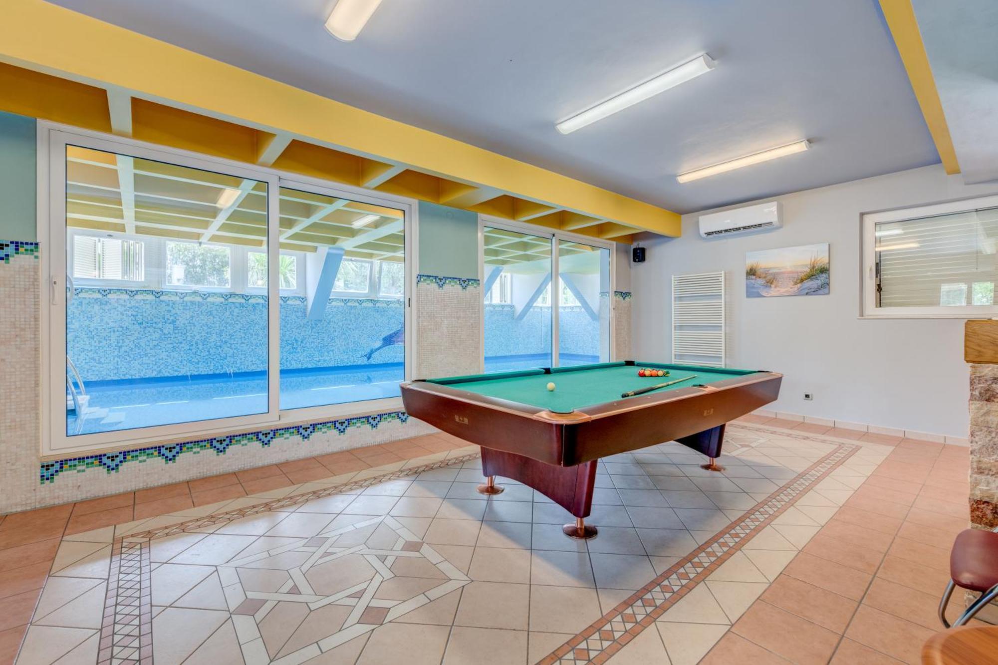 Blue Dolphin Apartment - Private Indoor Pool, Jacuzzi, Garden Сплит Екстериор снимка