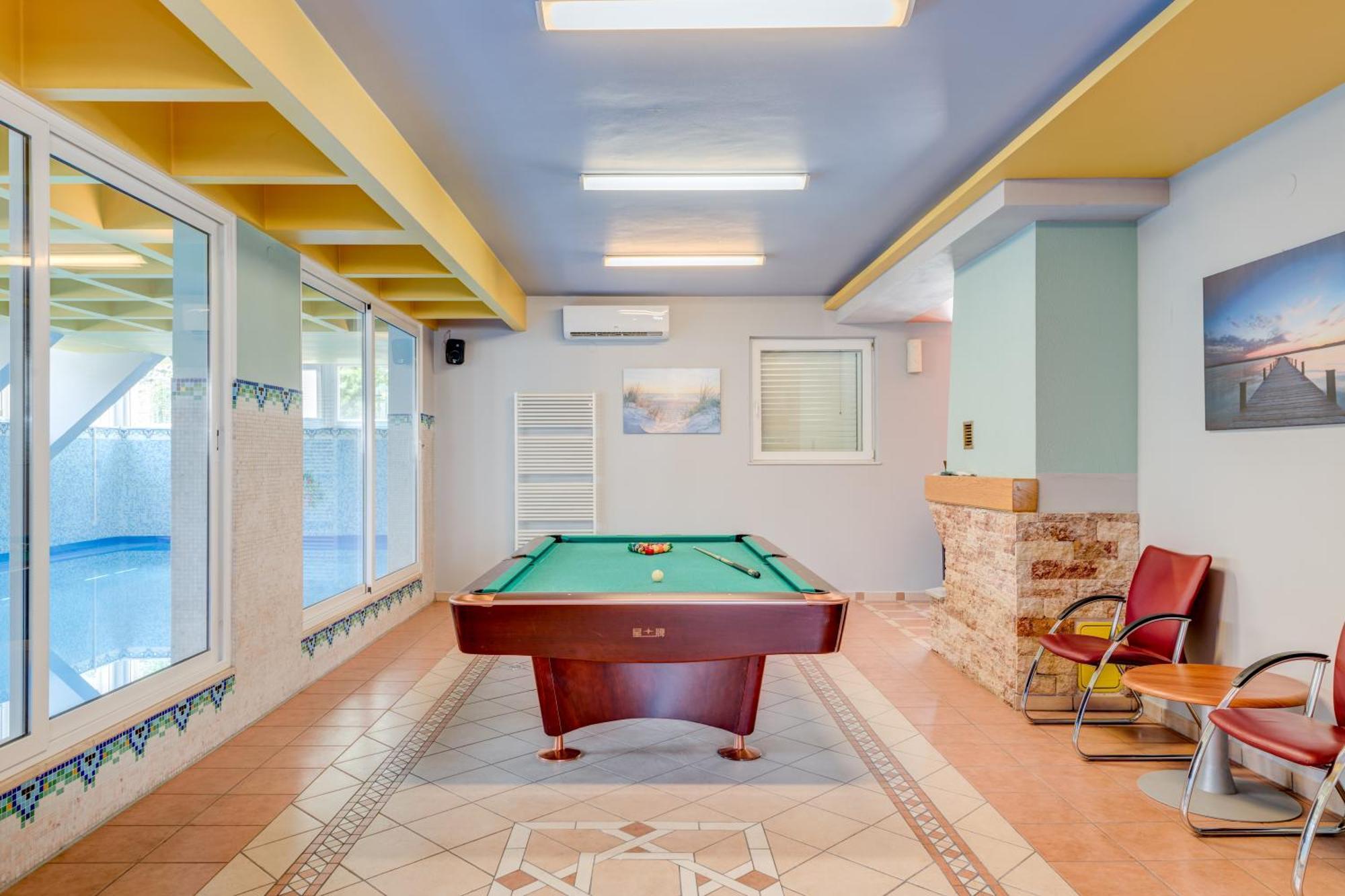 Blue Dolphin Apartment - Private Indoor Pool, Jacuzzi, Garden Сплит Екстериор снимка