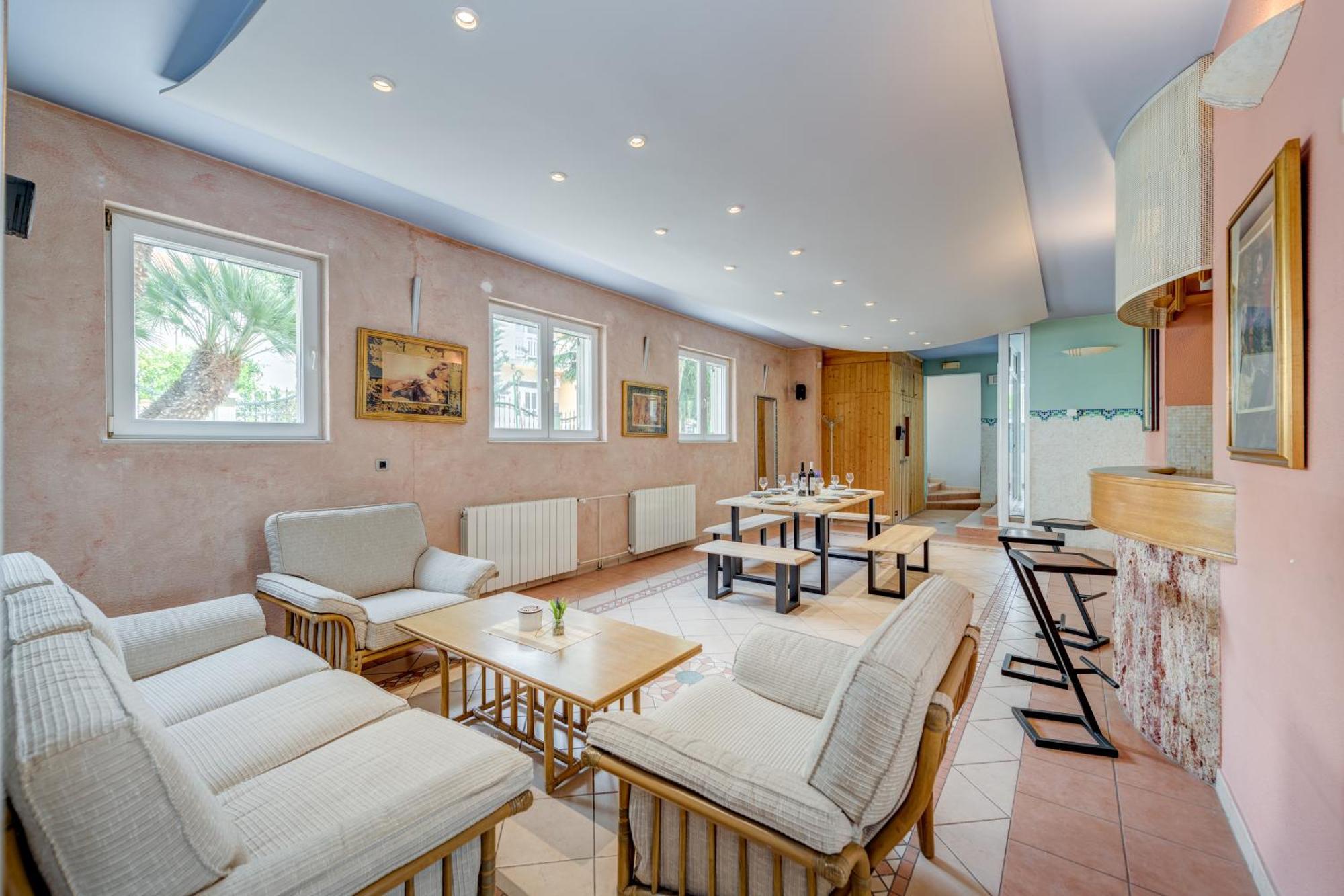 Blue Dolphin Apartment - Private Indoor Pool, Jacuzzi, Garden Сплит Екстериор снимка
