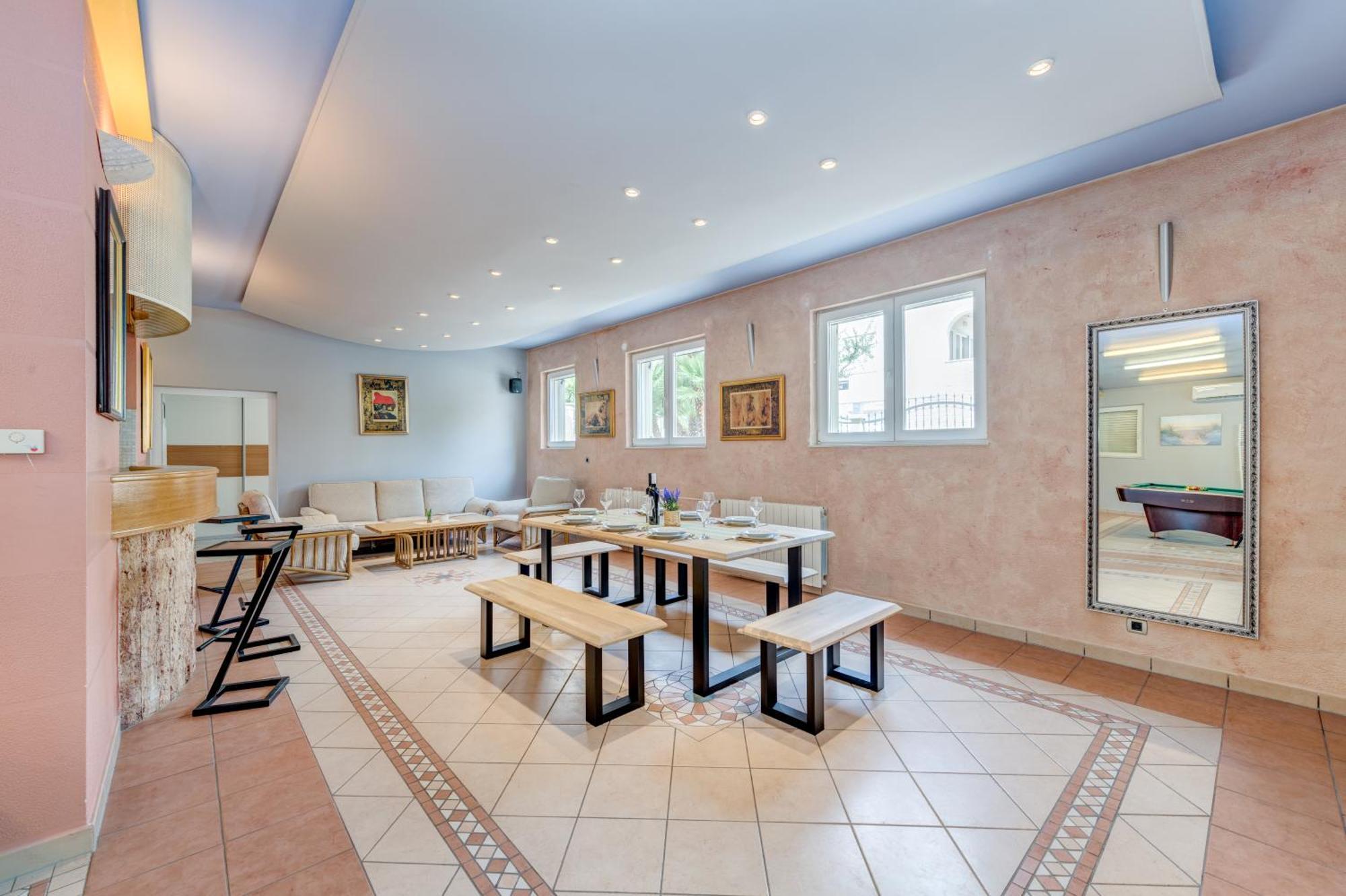 Blue Dolphin Apartment - Private Indoor Pool, Jacuzzi, Garden Сплит Екстериор снимка