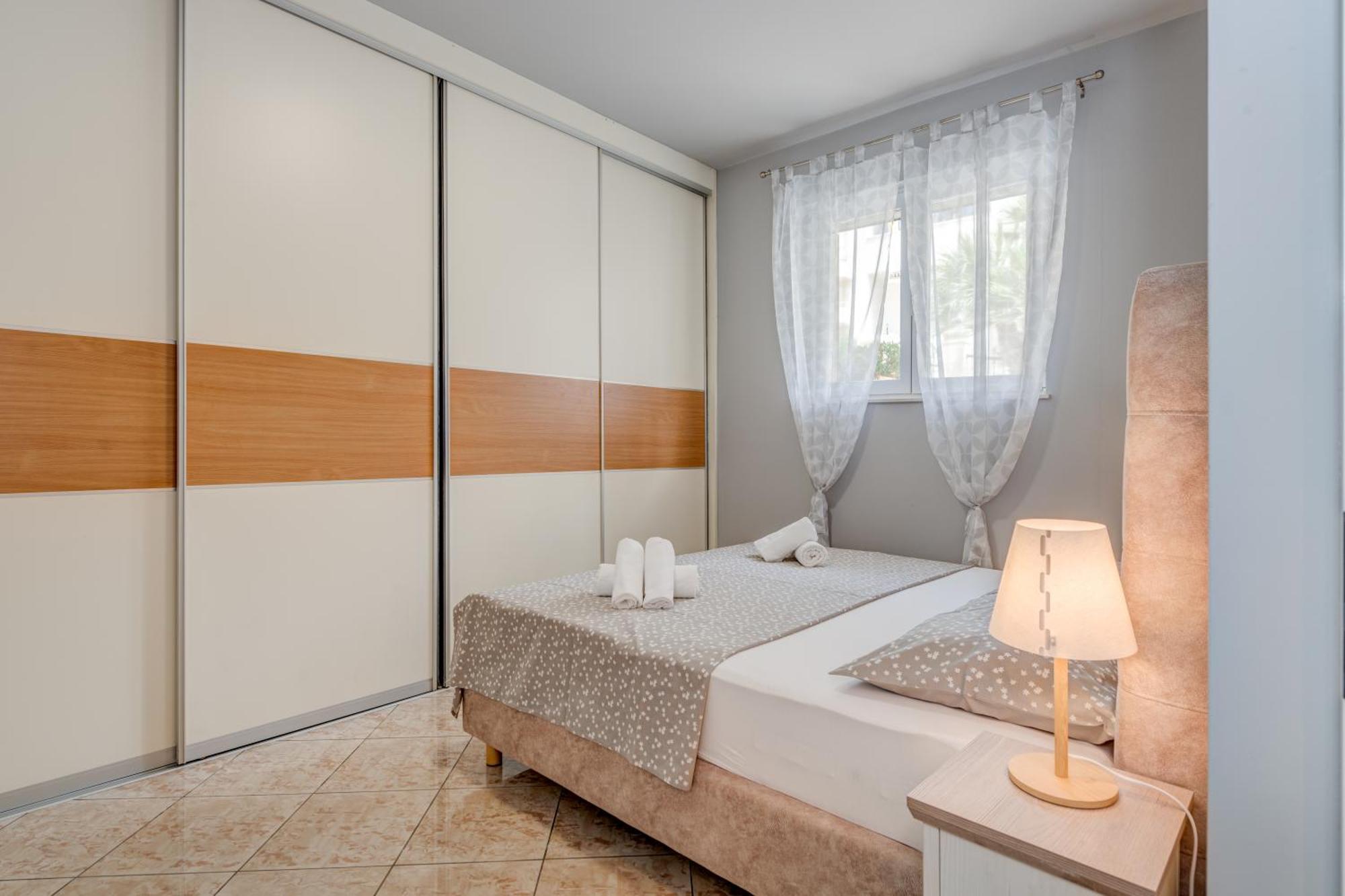 Blue Dolphin Apartment - Private Indoor Pool, Jacuzzi, Garden Сплит Екстериор снимка