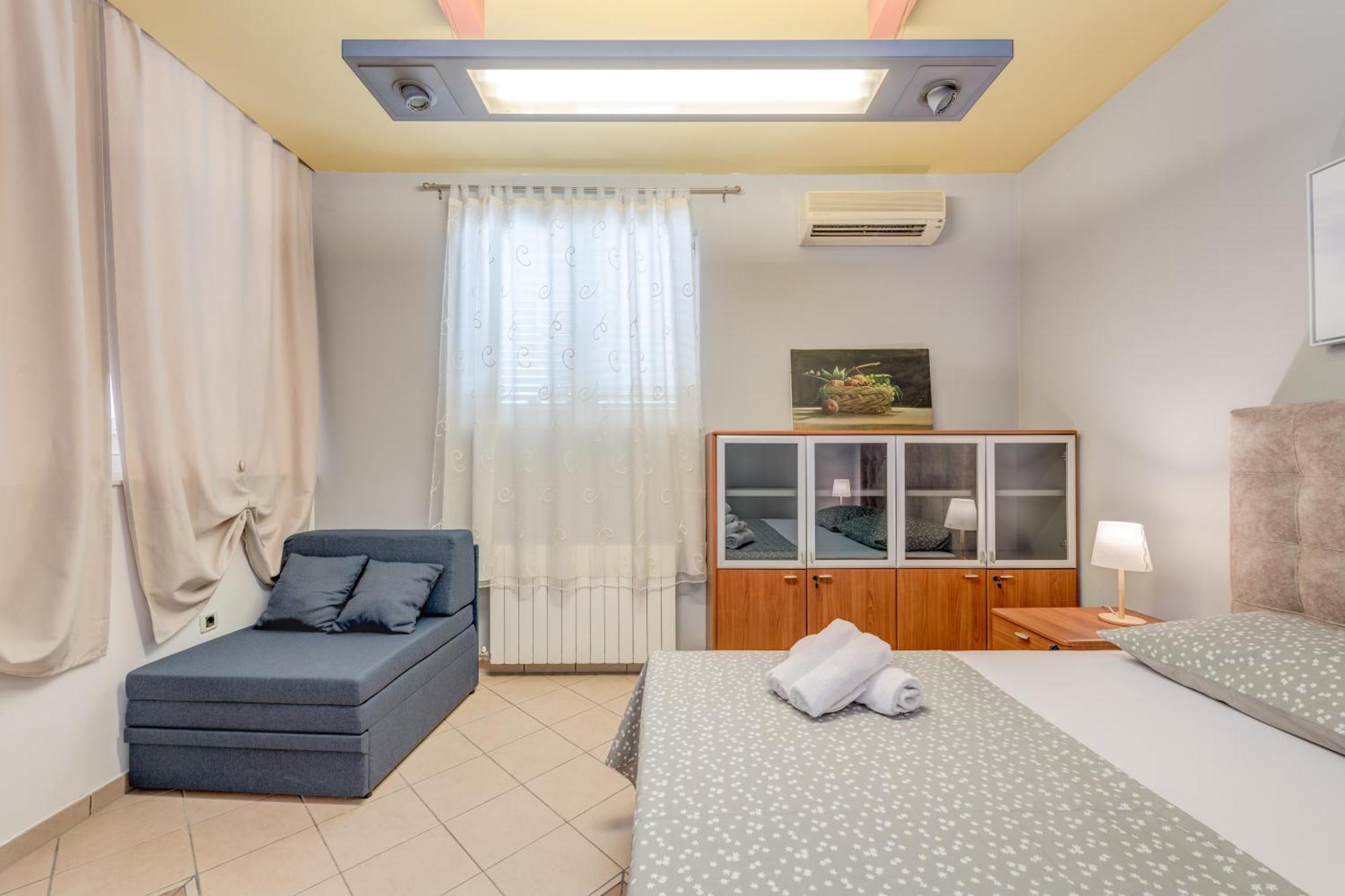 Blue Dolphin Apartment - Private Indoor Pool, Jacuzzi, Garden Сплит Екстериор снимка