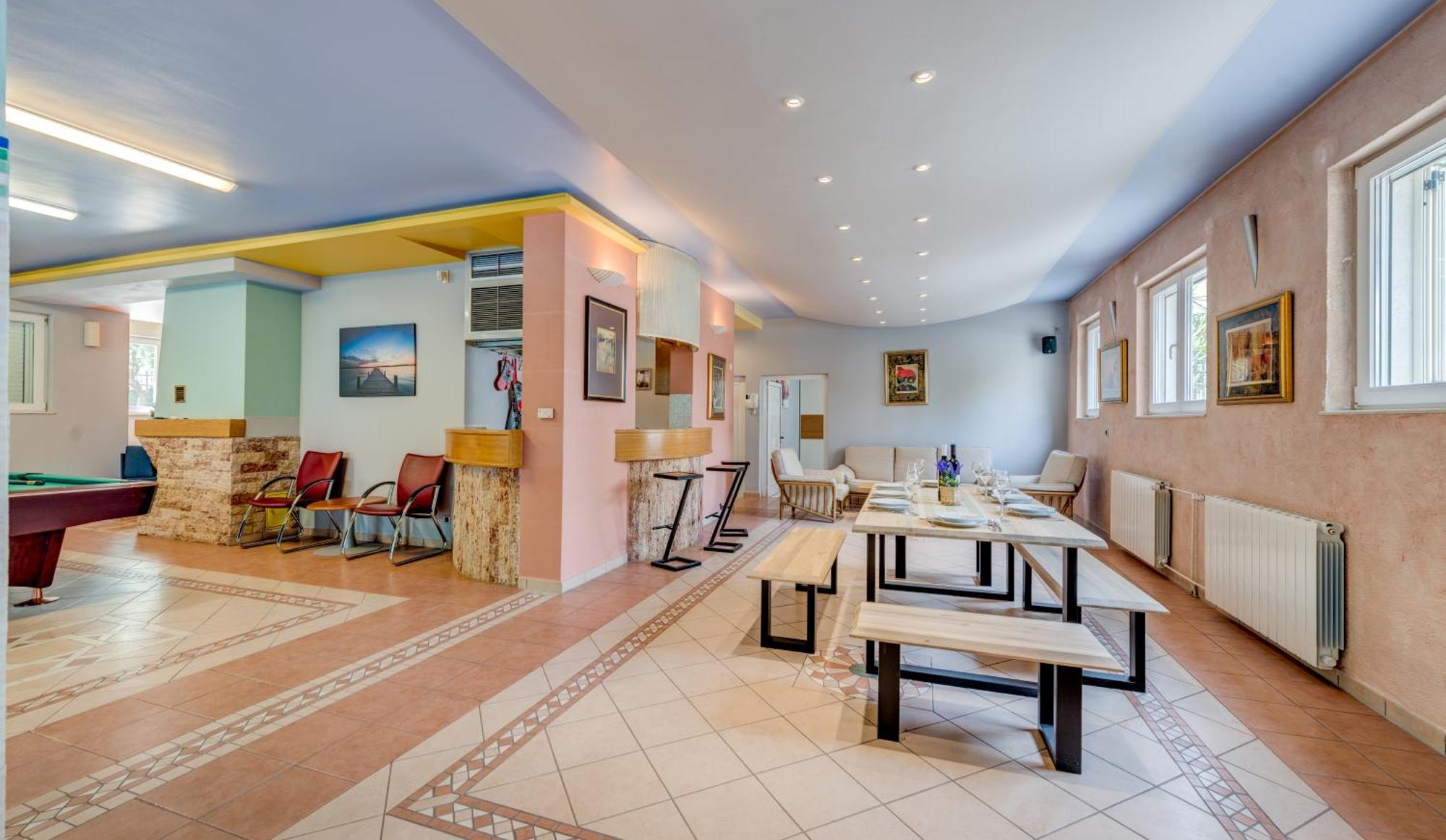 Blue Dolphin Apartment - Private Indoor Pool, Jacuzzi, Garden Сплит Екстериор снимка